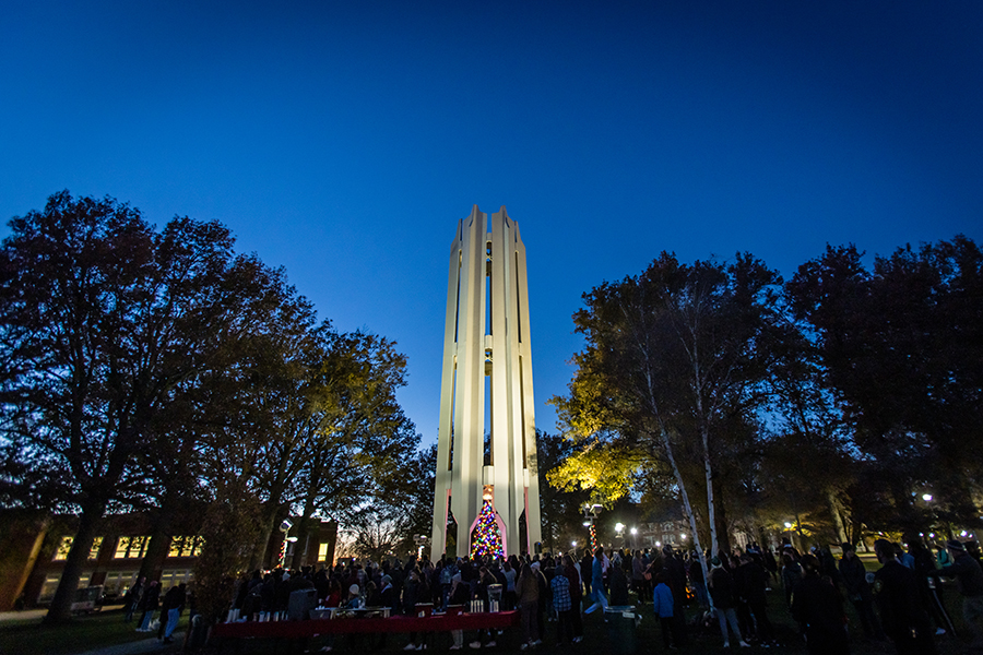 西北大学在每年的树灯活动中庆祝节日、多样性和包容性